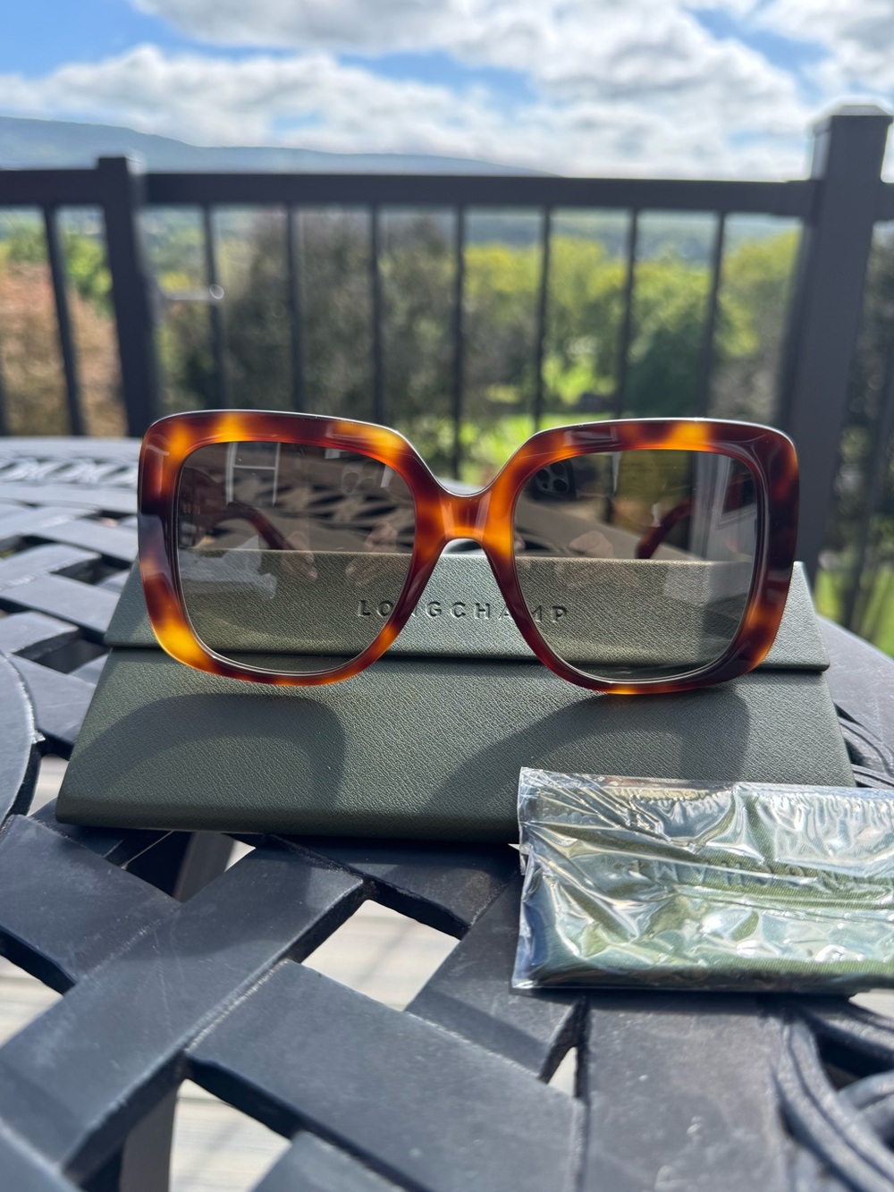 ❤️Longchamp Tortoise-pattern Modern Sunglasses - Brown
Brand NEW